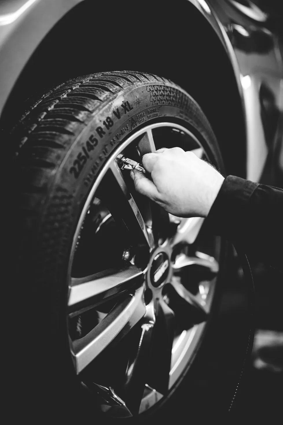Reifen richtig einlagern: Worauf sollte man achten? Eingelagerte Autoreifen in einem professionellen Reifenlager – kühl, dunkel und trocken